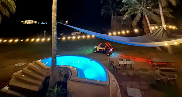 Piscina iluminada de noche