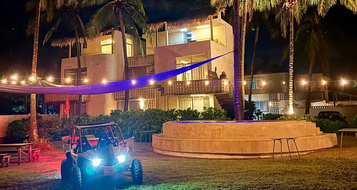 Edificio con luces colgantes de noche