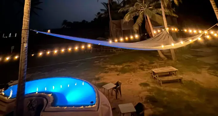 Jacuzzi y mesas de noche